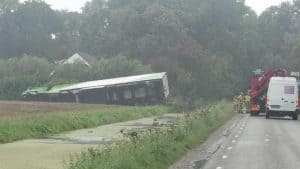 Vrachtwagen rijdt in greppel en valt tegen gasverdeelpunt