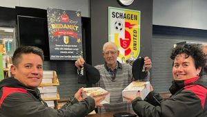 Een kerststol en muts voor vrijwilligers SU