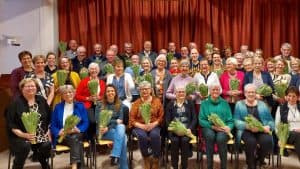 Vrijwilligers ontmoetingsdiners ontvangen bloemetje via Hollands Kroonse Uitdaging