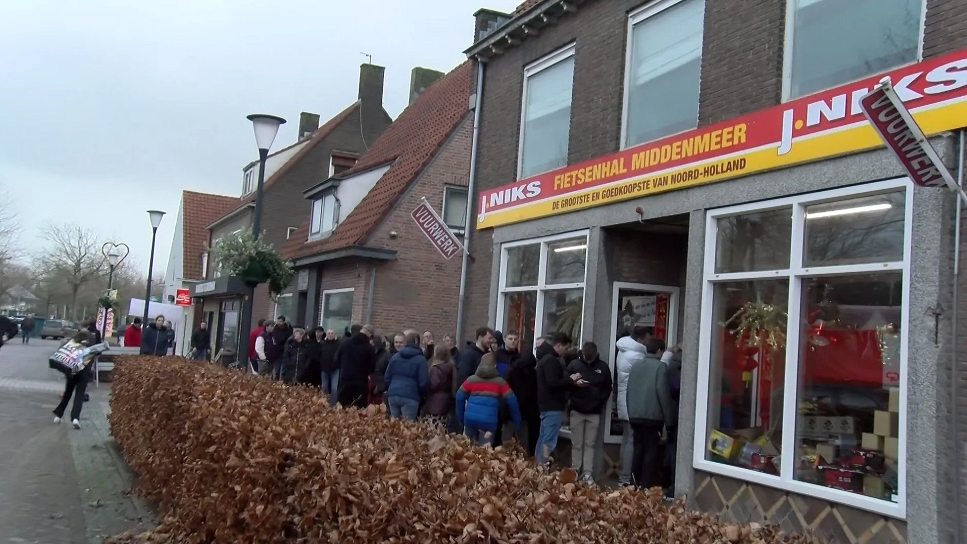 Uren in de rij voor vuurwerk (video)