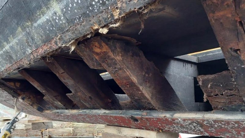 Lege plek in historische havenhoek