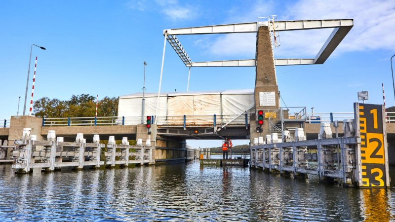 Waardbrug tijdelijk dicht