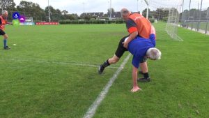 Voetballende ‘oudjes’ in Tuitjenhorn (video)