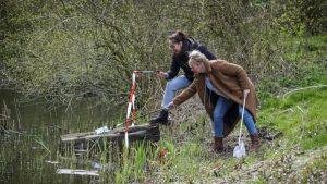 Waterbazen scheppen voor schoon water