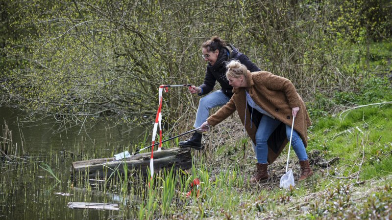 Waterbazen scheppen voor schoon water