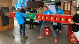 Wereldrecord bierkratstapelen in ‘t Veld