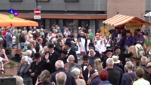Folklore voorbereid op warme dag