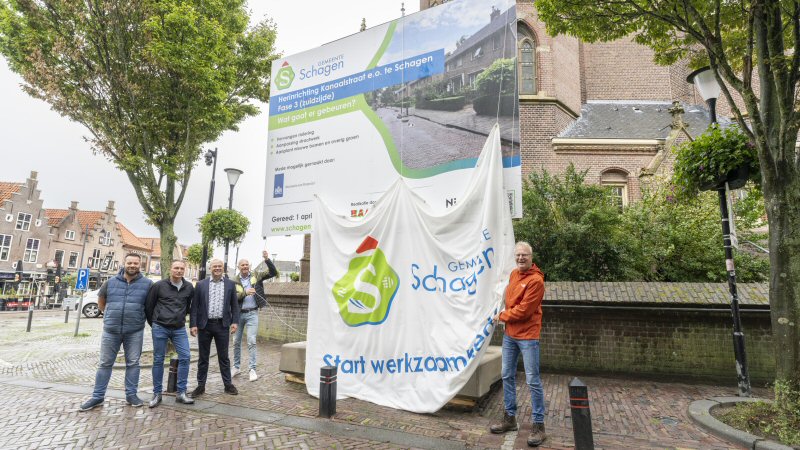 Wethouder Heddes onthult bouwbord