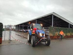 Wethouder Bais opent met tractor vernieuwd terrein Wijkbeheer
