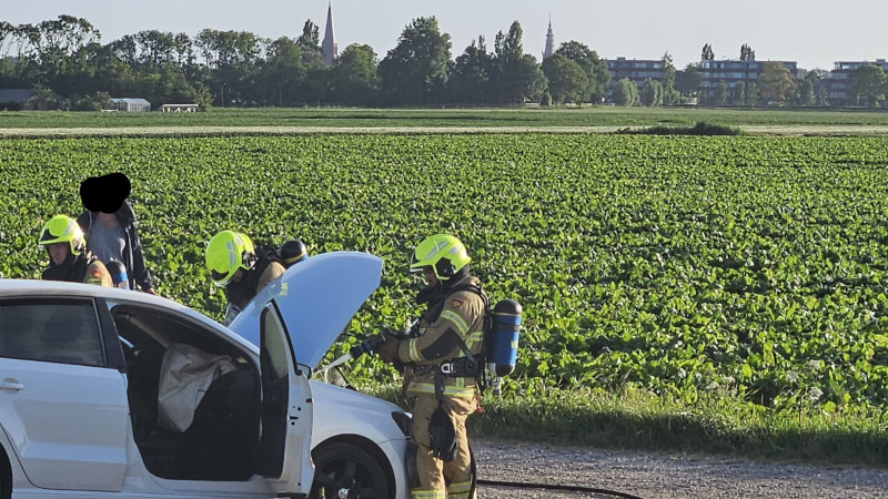 Auto spontaan in brand op Burenweg Schagen
