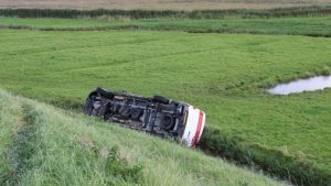 Bedrijfsbus in sloot langs Westfriesedijk