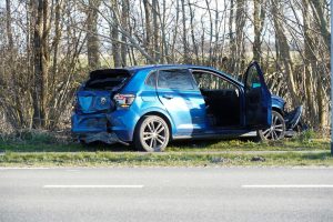 Busje ramt auto van de weg in Middenmeer