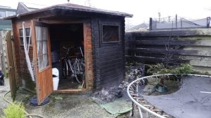 Trampoline en tuinhuis in brand