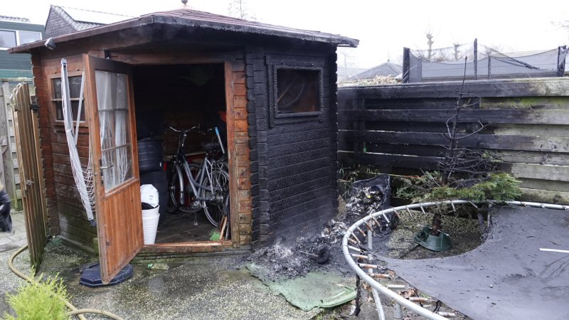 Trampoline en tuinhuis in brand