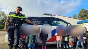 Wijkagent op bezoek bij peuters