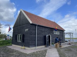 Winterstalling voor historische ansjovisjol KH44 in Kolhorn geopend