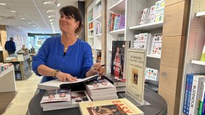 Twee schrijfsters bij boekhandel Plukker