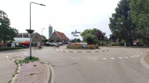 Piet (12) en Rijk (10) onthullen bouwbord