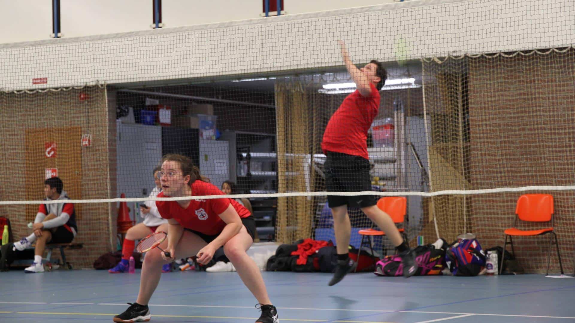 Kansloze nederlaag Zeemacht badmintonners tegen De Shuttle