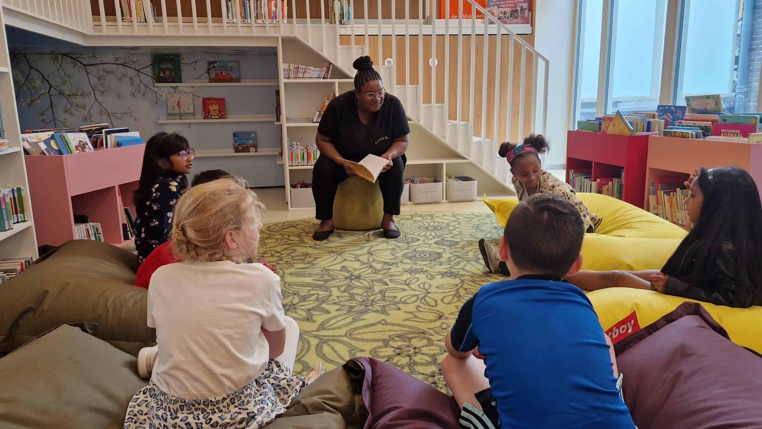 ZomerBieb afgetrapt door kinderboekenschrijfster Apai-Courtar