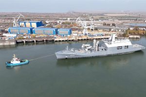 Nieuw bevoorradingsschip voor marine maakt proefvaart