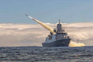 Zr.Ms. Tromp schiet Amerikaans schip naar de kelder