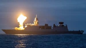 Zr.Ms. Tromp vuurt raketten af tijdens Formidable Shield