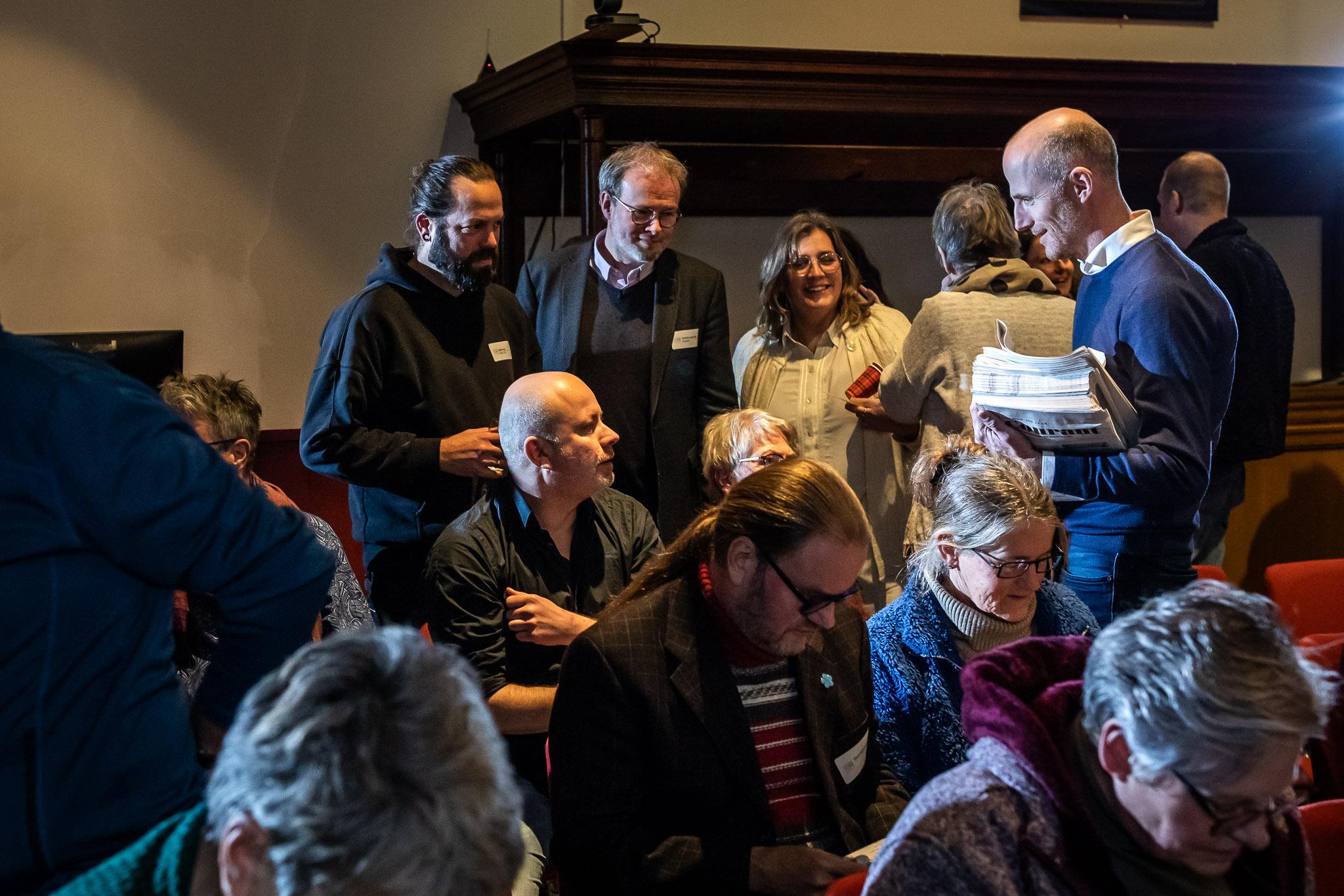 Eerste exemplaar ZuiderZee Courant uitgereikt