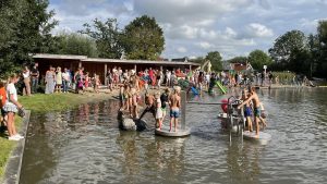 Video: Nieuw speeltoestel voor natuurbad ’t Petje in Zijdewind