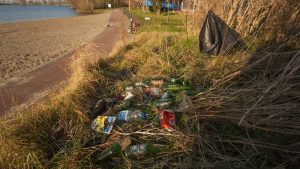 Zwerfafvalopruimactie rond zwembad De Wiel