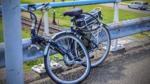 Fietser gewond bij aanrijding, scooterrijder rijdt verder
