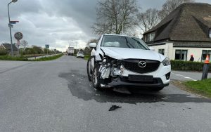 Aanrijding tussen auto en vrachtwagen