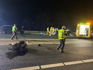 Motorblok vliegt uit voertuig na aanrijding