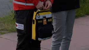 Overal in Den Helder hangen nu levensreddende AED’s (video)