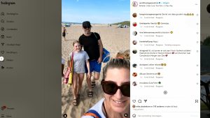 Schaatskoppel tussen strandgasten Callantsoog