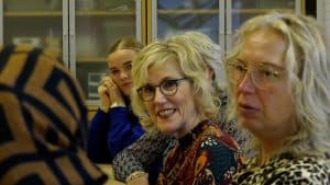Wethouder Augustijn bezoekt Internationaal Vrouwen Centrum (video)