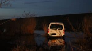 Bestelbus raakt te water in Breezand