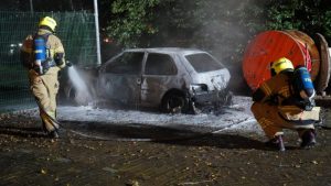 Auto in brand op parkeerplaats in Groet