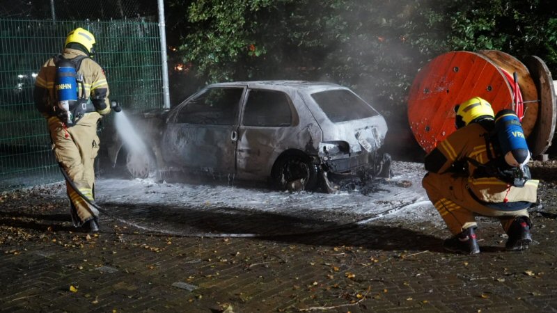 Auto in brand op parkeerplaats in Groet