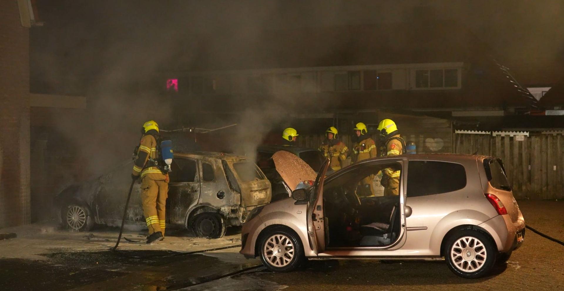 Drie auto’s uitgebrand in Asterstraat (video)