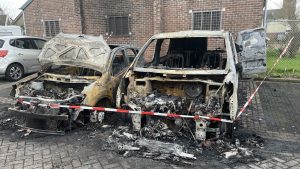 Auto en bestelbus door nog onbekende oorzaak uitgebrand in Hippolytushoef