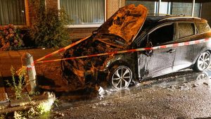 Buurtbewoners ontdekken autobrand aan Helderse Kanaalweg