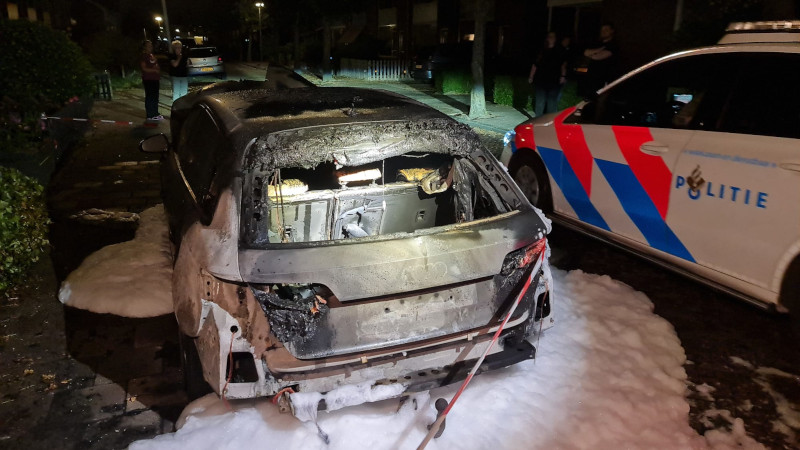 Auto brandt uit in Klimopstraat Den Helder