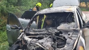 Jaguar plots in brand aan de Amstelmeerweg