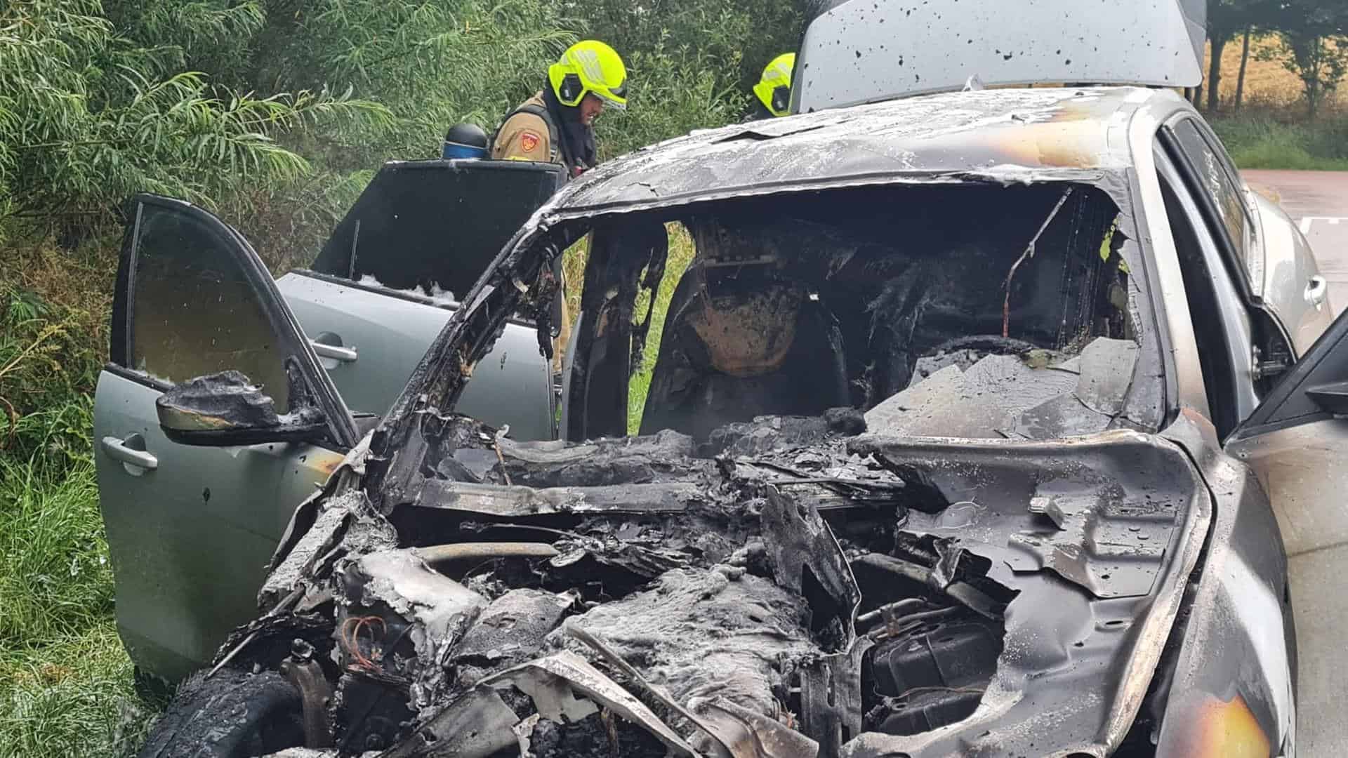 Jaguar plots in brand aan de Amstelmeerweg