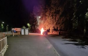 Auto volledig uitgebrand, inzittenden veilig uitgestapt