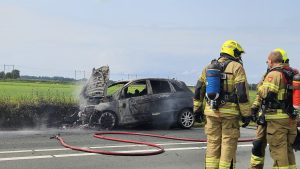 Auto brandt uit op N241 in Zijdewind