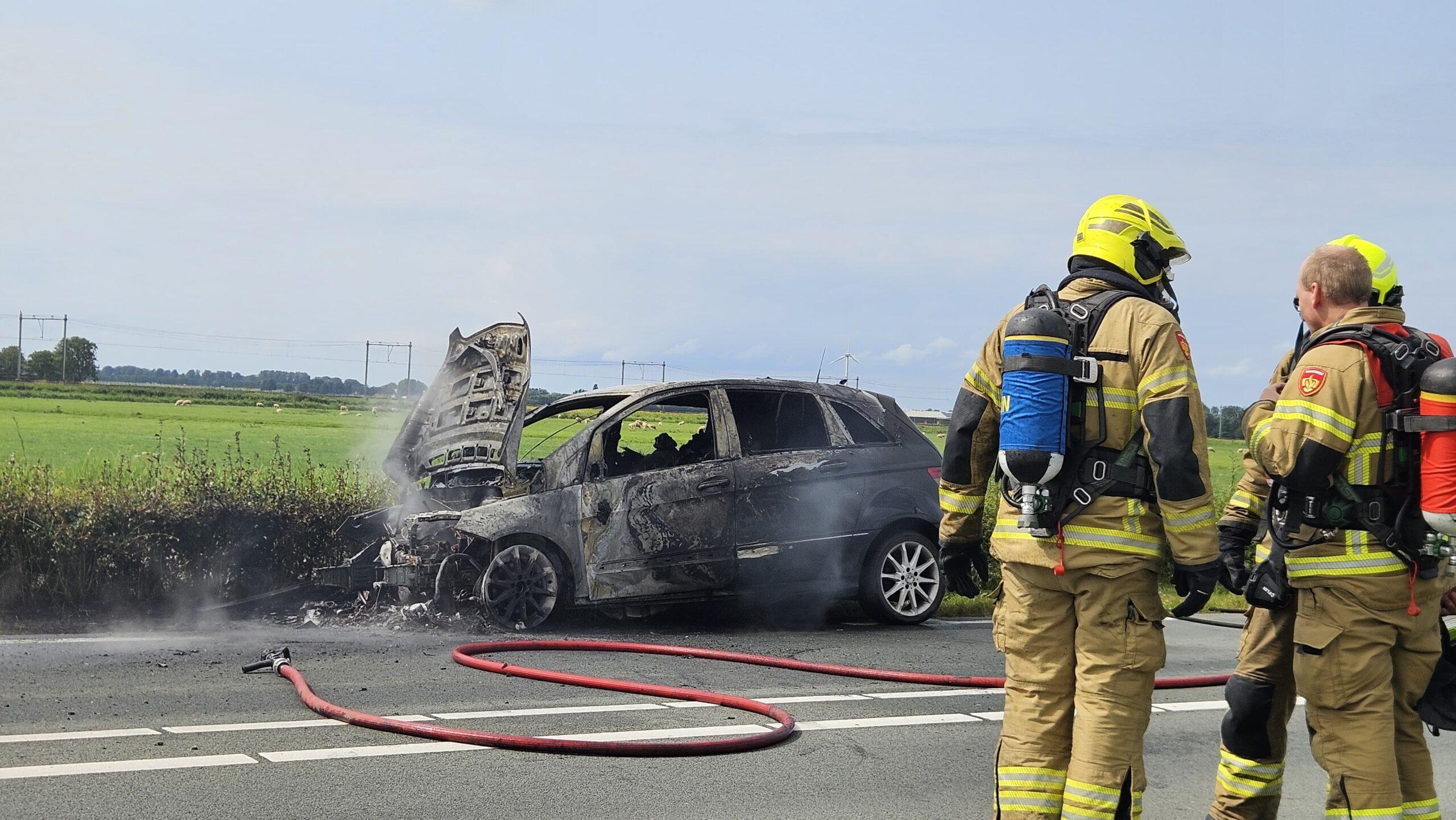 Auto brandt uit op N241 in Zijdewind