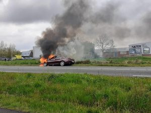 Brandweerspelletjes onderbroken voor autobrand op de N99