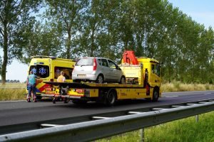 Automobilist rijdt tegen vangrail